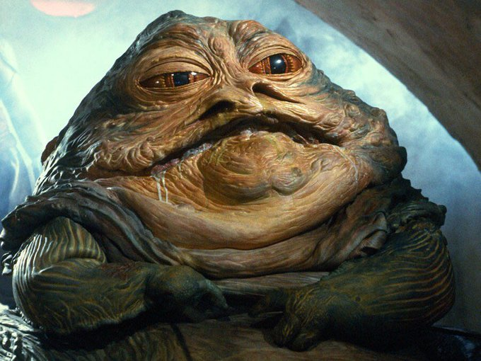 SWEchoes's tweet photo. Guillermo del Toro est remercié au générique de ‘THE MANDALORIAN AND GROGU’ !

Il a fait des suggestions sur les Hutts présents dans le film et a travaillé sur des modèles 3D chez lui. Jon Favreau lui a également montré des extraits et Del Toro a ensuite proposé plusieurs idées notamment sur les créatures.

(via https://t.co/Dt5M1igRQP)