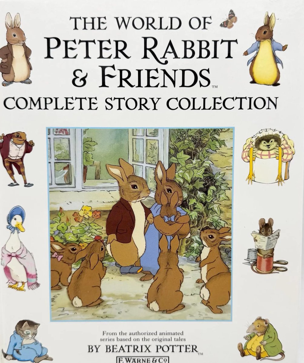 h7qm9's tweet photo. The World of Peter Rabbit and Friends

مسلسل أنميشن من 9 حلقات يأخذنا إلى عالم الكاتبة "بياتريكس بوتر"، لنتعرف في كل حلقة على شخصية من شخصياتها بحكايات متنوعة تفيض بالدفء واللحظات الممتعة. العمل متوفر حصريًا على قناة التليغرام. 

تروي كل حلقة حكاية مختلفة؛ من مغامرات أرنب مشاكس، إلى بطة ساذجة، وصولًا إلى فأرة مهووسة بالنظافة في بيئة قذرة.. قصص بسيطة في ظاهرها، لكنها محملة بمعانٍ رائعة؛ نستقي منها جميل المغازي؛ فمثلًا في الحلقة الأولى مع بيتر نشاهد البيت ودفئه الذي يمثل الأم والنظام، بينما الحديقة تمثل العالم الخارجي بمغرياته ومخاطره، لتخبرنا الكاتبة بأن للحرية ثمنًا، وأن النضج يأتي بالتجربة والخطأ. أما البطة الساذجة فتعطينا، درسًا في عاقبة الثقة العمياء بمن يغرك مظهره الأنيق وكلامه المعسول المنمق. ورغم أن الشخصيات حيوانات والقصص موجهة للصغار، إلا أن الطرح الواقعي الهادف والمشاعر الصادقة في طياتها جعلا العمل جذابًا حتى للكبار، ولكم في محدثكم خير مثال.

يكمن سر تميز العمل في عرضه للطبيعة كما هي دون تزييف؛ جميلة وقاسية وخطيرة، وفي طرحه لقيم أخلاقية هادفة. فمن الأفكار التي تبثها أننا جزء من هذا النظام البيئي، وتهدف إلى جعلنا أكثر لطفًا مع الحيوانات فنحن متصلون بالأرض بتناغم، وللكل حق العيش فيها. 

تبدأ كل حلقة بمشهد تمثيلي حي يصور الكاتبة وسط الطبيعة ترسم فينهال عليها المطر وتعود إلى كوخها لتكتب وبرفقتها أرنبها بيتر، أو مشهد وهي على متن العربة نتأمل معها الطبيعة وهي عائدة بعد تسوقها إلى منزلها لتسرد لنا حكاياتها ونغوص في عالمها الخلاب.

حافظ الأنميشن على روح رسوم بياتريكس، ناقلًا لنا تجربة بديعة برسومات مائية دافئة متناغمة مع الشخصيات وجو القصص.

عُرضت الحلقات من عام 1992 حتى 1995. المشاهد الحية تم تصويرها في منزل بياتريكس وأراضيها، وهو حاليًا متحف مفتوح للزائرين، تركته الكاتبة لمؤسسة التراث القومي بعد وفاتها. 

حب بياتريكس للطبيعة انعكس جليًا في أعمالها التي تتغنى بكل ما هو أخضر، فقصصها في غالبها مستوحاة من العالم حولها. كانت پوتر منخرطة في أعمال الزراعة ورعي الأغنام ودراسة النباتات؛ كذلك دراستها لعلم الفطريات وتعمقها في الطب��عة ساعداها في تطوير نفسها قبل أن تنطلق في عام 1902 لنشر قصصها.

الكرتون نقل لنا بعض قصص پوتر الرائعة في تسع حلقات مذهلة وجميلة في سردها وإخراجها ورسمها اليدوي الرقيق.

أنميشن ساحر بكل تفاصيله؛ من قصصٍ ورسمٍ وموسيقى… أنصح كل محب للرسوم المتحركة بمشاهدته.