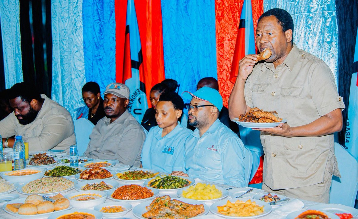 Nyie <a href="/ChademaTZ2/">Chadema Tanzania</a> muwe mnawatoa toa out viongozi wenu. Sio siku wakiona kuku wanakua kama Malaya wamemuona Kibatala.