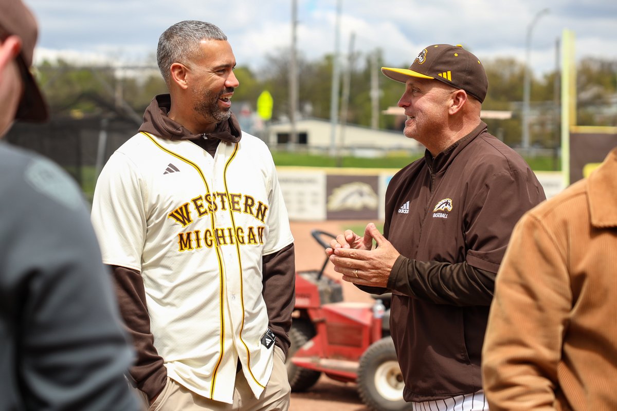 WMUBaseball's tweet photo. 𝗙𝗿𝗼𝗺 𝘁𝗵𝗲 𝗵𝗮𝗿𝗱𝘄𝗼𝗼𝗱 𝘁𝗼 𝘁𝗵𝗲 𝗺𝗼𝘂𝗻𝗱!

Shoutout to @KahilFennell for throwing out today's first pitch! 

#BroncosReign | @WMUMBB https://t.co/XvW18vJf86