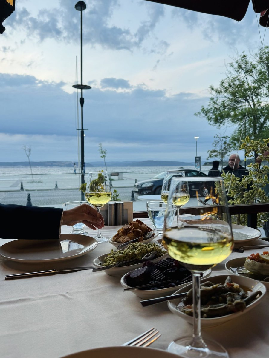 tuearslnn's tweet image. 🍷📸 #sea #wine #rest #canakkale