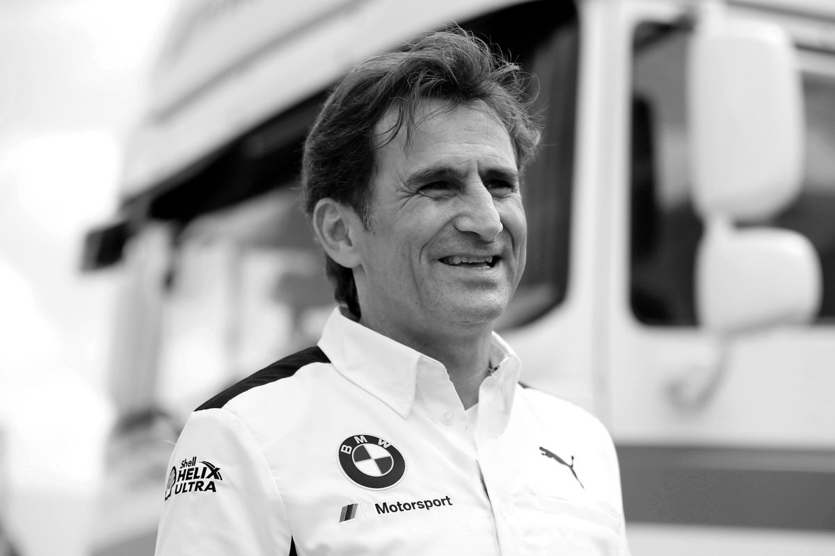 diznoboletimque's tweet image. O esporte se despede de Alex Zanardi 🖤

Ex-F1, bicampeão da Indy Car e medalhista paralímpico, o italiano marcou gerações com sua história de superação, talento e coragem.

Seu legado vai muito além das pistas. 🌍🏁

#AlexZanardi #F1 #Motorsport
