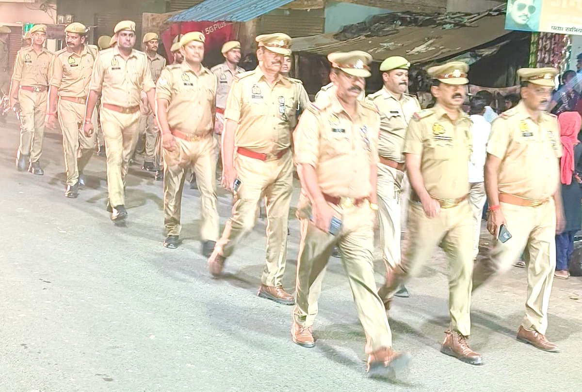 sitapurpolice's tweet image. #SitapurPolice थाना लहरपुर पुलिस द्वारा अपराध नियंत्रण, शांति/सुरक्षा एवं कानून व्यवस्था तथा जनमानस में सुरक्षा की भावना बनाये रखने हेतु मुख्य मार्गों, बाजारों एवं भीड़-भाड़ वाले स्थानों पर पैदल गश्त की जा रही है।  #UPPolice #Footpatrolling
@Igrangelucknow