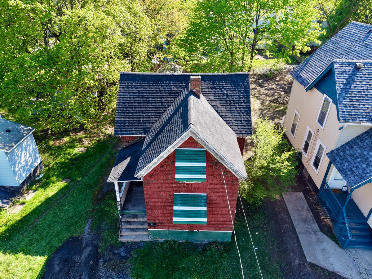 LlcAlpha65895's tweet image. 🏠 New roof replacement in Syracuse

Full tear-off, deck inspection, and new asphalt shingle system installed for long-term protection. 🔨

Alpha Omega Roofing LLC
📞 315-535-2288
🌐 alphaomegaroofingllc.com

#RoofReplacement #SyracuseNY #RoofingContractor