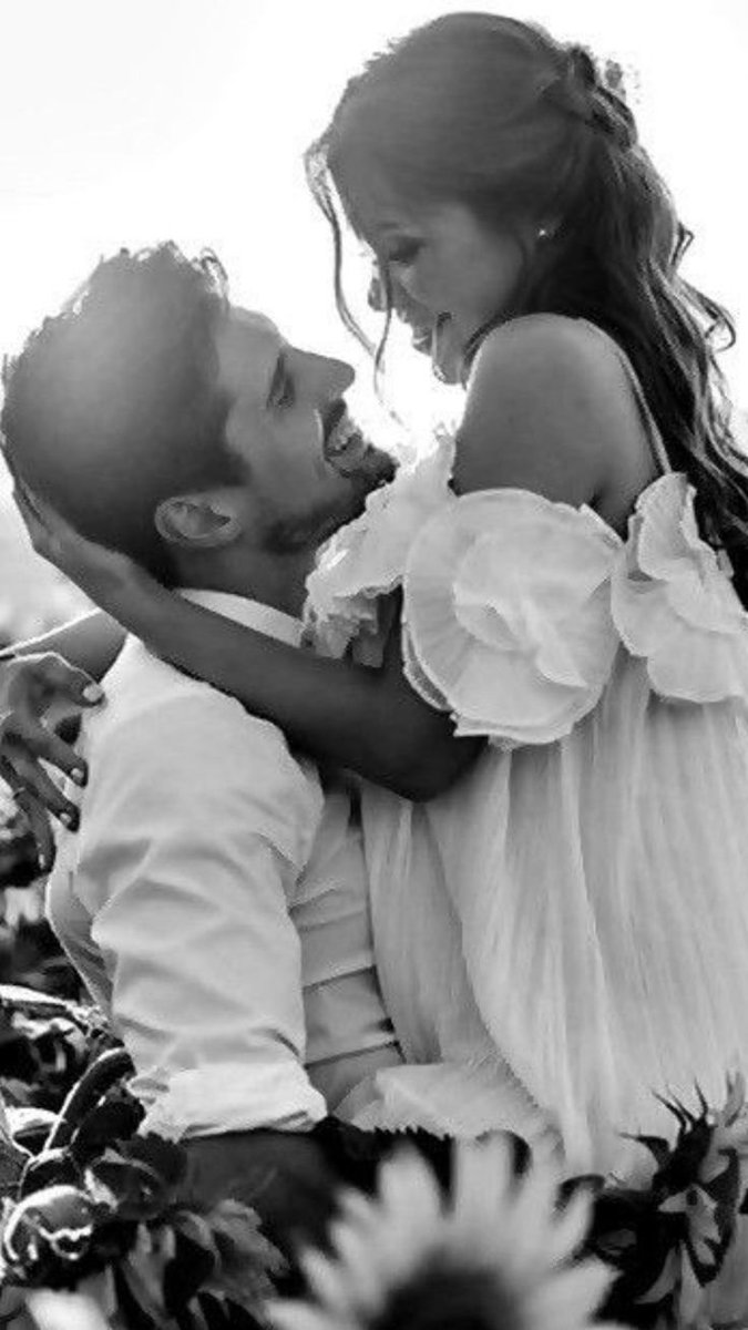 MCarmeFarret's tweet image. L'amor de veritat 
no es basa en el que tens, 
n'hi en lo bonic que 
el puguis definir, 
es nota en els petits detalls, 
és com et cuida 
com t'escolta 
com et fa sentir en pau 
en mig del caos, 

L'amor verdader 
et fa brillar sense gelosia 
n'hi cadenas 
n'hi condicions.