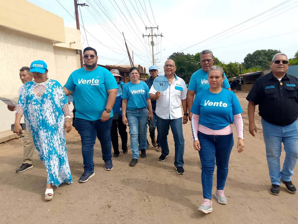 ventezuliav's tweet image. #Zulia 📍Punto Turquesa en la Parroquia San Isidro #VenteMaracaibo 🔵 
Seguimos firmes y desplegados  #Empadronando y llevando el mensaje libertario de @MariaCorinaYA y @GRRuizVE exigiendo LIBERTAD y ELECCIONES YA!!!