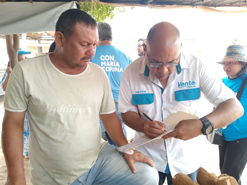 ventezuliav's tweet image. #Zulia 📍Punto Turquesa en la Parroquia San Isidro #VenteMaracaibo 🔵 
Seguimos firmes y desplegados  #Empadronando y llevando el mensaje libertario de @MariaCorinaYA y @GRRuizVE exigiendo LIBERTAD y ELECCIONES YA!!!