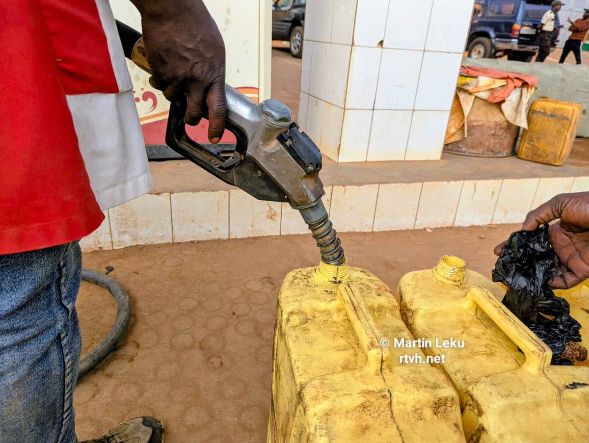 RTVH103's tweet photo. Est de la #RDC : le prix du litre de carburant passe de 3500 francs congolais à 15 000 voire 20 000 en ville de #Beni. A #Butembo, il se négocie entre 9 000 et 11 000 francs dans la soirée de ce samedi. Plusieurs stations-service sont en rupture de stocks de l'essence. https://t.co/n0evORzfU9