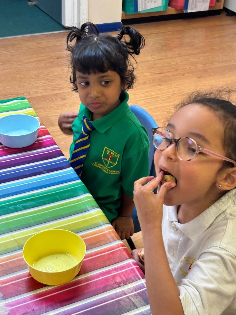 stanthonyslough's tweet image. EYFS explored Handa’s Surprise with fruit tasting, African masks, bright colours and dancing! 🍍🥭🎭 Some fruit faces deserved their own gallery. 😂

“God saw all that he had made, and it was very good.” Genesis 1:31 🌍

#EYFS #HandasSurprise #CST #StAnthonysSlough