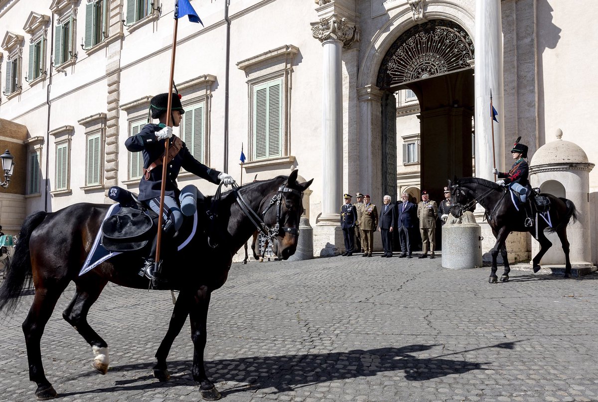 Quirinale's tweet photo. Il Presidente Mattarella ha assistito al Cambio della Guardia d’Onore in occasione del 165º anniversario della fondazione dell’Esercito italiano

Il video: https://t.co/IguWwCTZwK https://t.co/S9FkkJMusL