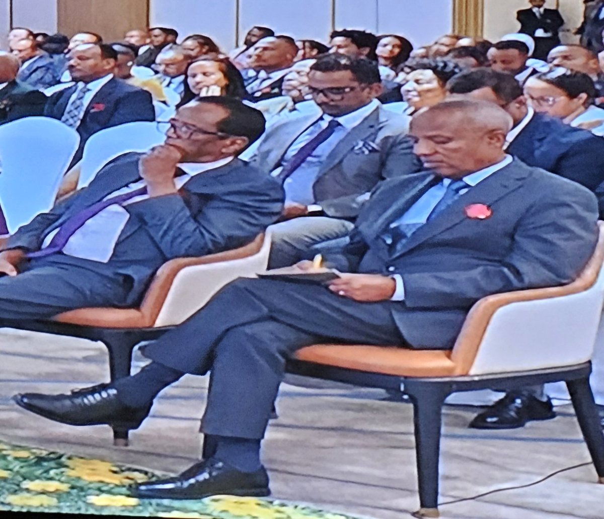 aerotopia_tv's tweet photo. የትህትና መልኩ ደማቅ ነው። በቦታው ባይኖርም፣ ጊዜውም ቢነጉድ፣ በሰው ልብ ይኖራል። 

ከትናንት ወዲያ፣ የኢትዮጵያ አየር መንገድ 80ኛ ዓመቱን አስመልክቶ፣ የ"ደንበኞች ቀን" በሚል ባዘጋጀው የፓናል ውይይት ላይ፣ በአየር መንገዱ ለረጅም ዓመታት በቋሚ ደንበኝነት የተጓዙ መንገደኞ��ን መርጦ ሃሳባቸውን እንዲያጋሩ የፓነል ውይይት አጋጅቶ ነበር፡፡  በመድረክ ላይ የተጋበዙት ደንበኞች፣ በጎውንም፣ መሻሻል አለባቸው ያሏቸውን ጉዳዮች፣ በኢትዮጵያዊነታቸው በአየር መንገዱ ካላቸው ኩራት እና ብዙ ጊዜም፣ በውጭ ሀገር ሆነው የአይሮፕላኑን ባንዲ��� ሲያዩ ከሚሰማቸው ጥልቅ የናፍቆት እና የሀገር ስሜት ጋር ሳይደባለቅባቸው፣ በቅንነት እና በግልጽነት በሚገርም አስተውሎት ተንትነው አጋርተዋል፡፡ 

ይህ ሁሉ ሲሆን፣ ዓይኔን የሳበው አንድ ነገር ተመለከትኩ፡፡ የአየር መንገዱ ዋና ስራ አስፈጻሚ፣ ደንበኞቻቸው ሲናገሩ፣ በትኩረት ማዳመጥ ብቻ ሳይሆን፣ እያንዳንዱን የደንበኞቻቸውን ሀሳብ እና ጥቆማ በማስታወሻቸው ይጽፉ ነበር፡፡ በዚያን ሰዓት ሀሳባቸውን እያቀረቡ ለነበሩት ደንበኞች ይህ ምን ያክል ዋጋ እንዳለው ለማሰብ ቀላል ነው፡፡ ከዚህም ባሻገር፣ በመድረኩ ላይ በደንበኝነት ሃሳብ ይሰጡ የነበሩት ሰዎች ሁሉም፣ በባንኮች እና በፋይናንስ ተቋማት በፕሬዚደንትነት እና በ��ና ስራ አስፈጻሚነት ኃላፊነት ያሉ በመሆናቸው፣ እነሱም ለደንበኞቻቸው ሃሳቦች ሊሰጡ የሚገባውን ዋጋ እስከዛሬም ከነበራቸው በላቀ እንዲረዱ የአየር መንገዱ ዋና ስራ አስፈጻሚ ተግባር ምሳሌነቱ ትልቅ እንደሆነ አስባለሁ፡፡ 

አቶ መስፍን፣ በኢትዮጵያ አየር መንገድ ከሚታወስባቸው የአየር መንገዱ ትላልቅ የእድገት ስራዎቹ በላይ፣ ለሰዎች በሚያሳየው ክ��ር፣ ለሀሳብ በሚሰጠው ዋጋ እና መለያው በሆነው ትህትናው ነው፡፡  
    
በኢትዮጵያ ግዙፉን ተቋም የሚመራውና ለዕድገቱም ከፍተኛውን አመራር የሚሰጠው ሰው፣ ሰዎችን ሲጨብጥ እንኳን በሁለት እጁ ጎንበስ ብሎ ነው፡፡ ይህ በሀገራችን ከፍተኛ ኃላፊነት፣ ከሰው መለየት፣ አለመገኘት፣ ሲያናግሩ መጀነን ለሚመስላቸው የብዙ ተቋማት ኃላፊዎች ትልቅ ምሳሌ ያለው ስብዕና ነው፡፡ 

በጊዜውም ያለጊዜውም፣ ለማንም መሪ ከኃላፊነት መነሳት አይቀርም። በሰዎች ልብ ውስጥ የሚቀረውና የሚያስመሰግነው ግን በተሰጠው ኃላፊነት የሰራቸው ስራዎች ሳይሆኑ፣ ባልተሰጠው ኃላፊነት ለሰራተኞቹ፣ ለደንበኞቹ፣ ለባለጉዳዮቹ እና ለስራ ባልደረቦቹ  ያሳያቸው ትህትና፣ መልካምነት እና ቅንነት ነው፡፡ 

ለዚህ ማሳያው በዚሁ ተቋም፣ በተመሳሳይ ኃላፊነት የነበረ ሌላኛው ሰው ነው፡፡

(በነገራችን ላይ አቶ መስፍን የትኛውም ዓይነት የማህበራዊ ሚዲያ account የለውም። ይህም ግላዊ ምልከታዬ የሚመለከተን ባለን ኃላፊነት፣ ጊዜ፣ እና ዕድል ለሰዎች በትህትና እና በቅንነት እንድናገለግል ምሳሌነቱን ለማሳየት ነው)