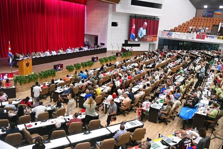 TaniaMCruzHdez's tweet photo. 🇨🇺|Participantes en el Encuentro de Solidaridad que tiene lugar en La Habana, dicen NO a la agresión a la Isla, al bloqueo y a la política hostil del gobierno de 🇺🇸.
Con profunda emoción dijeron SI al compromiso de mantener el movimiento mundial de apoyo a #Cuba.

#CubaNoEstáSola https://t.co/0bJg8jsKAW