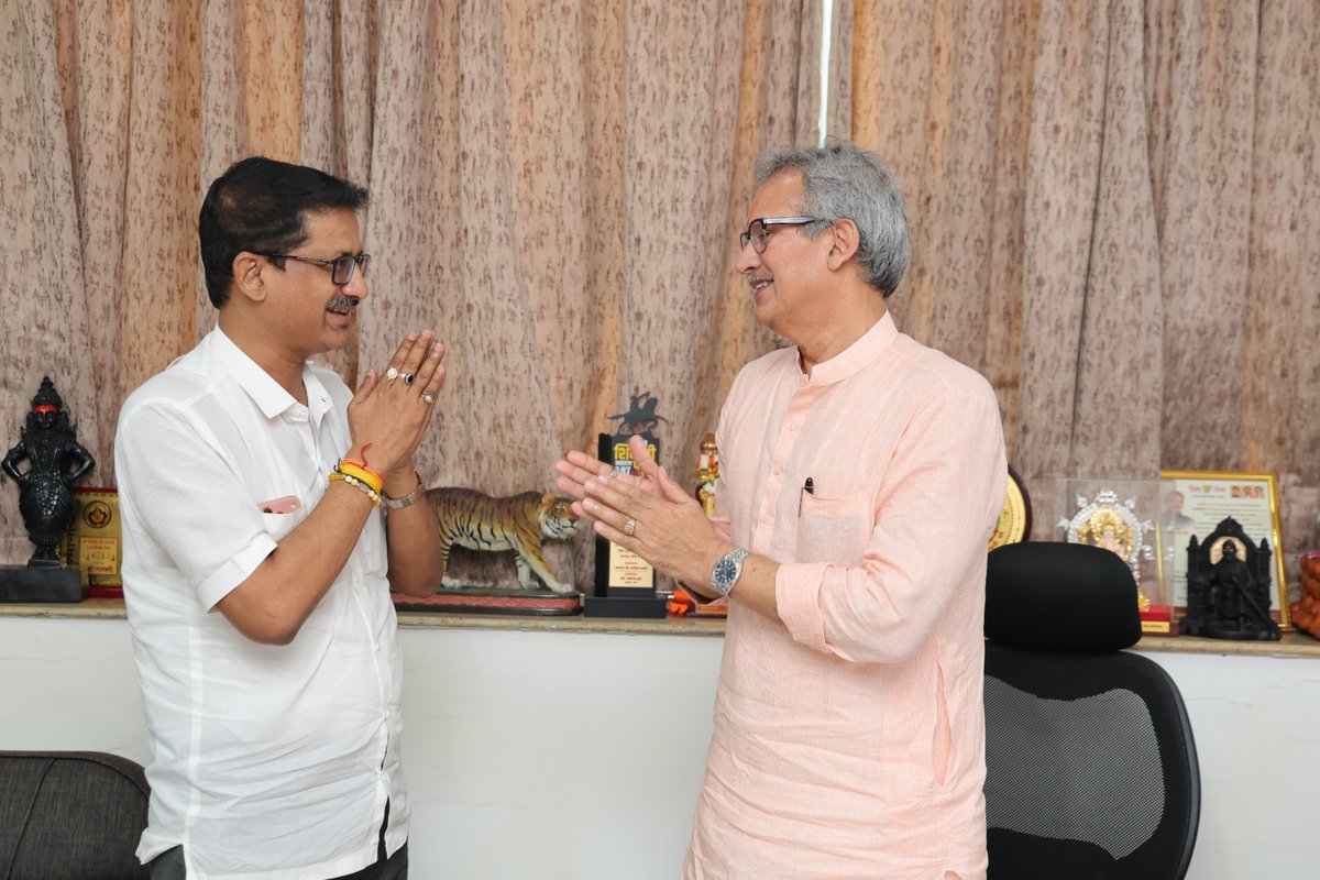 ANILGALGALIRTI's tweet image. खासदार आणि शिवसेना नेते व सचिव अनिल देसाई यांना वाढदिवसाच्या निमित्ताने शिवसेना भवन येथे शुभेच्छा देताना आरटीआय कार्यकर्ते अनिल गलगली...

#AnilGalgali #Mumbai #ANILGALGALIRTI
