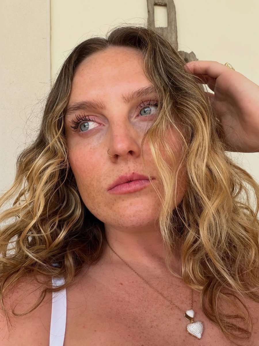 Perrie Edwards Updates tweet media