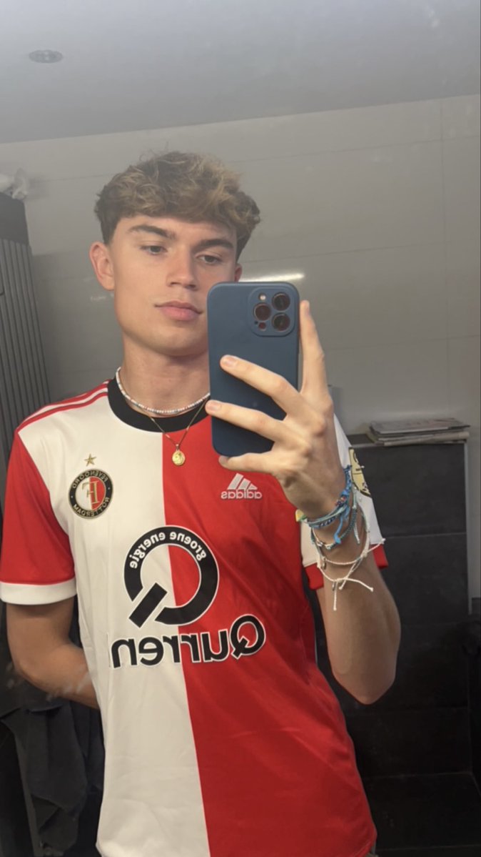 waarom is het zo moeilijk om een man te vinden die ook van voetbal houdt??? #mlm