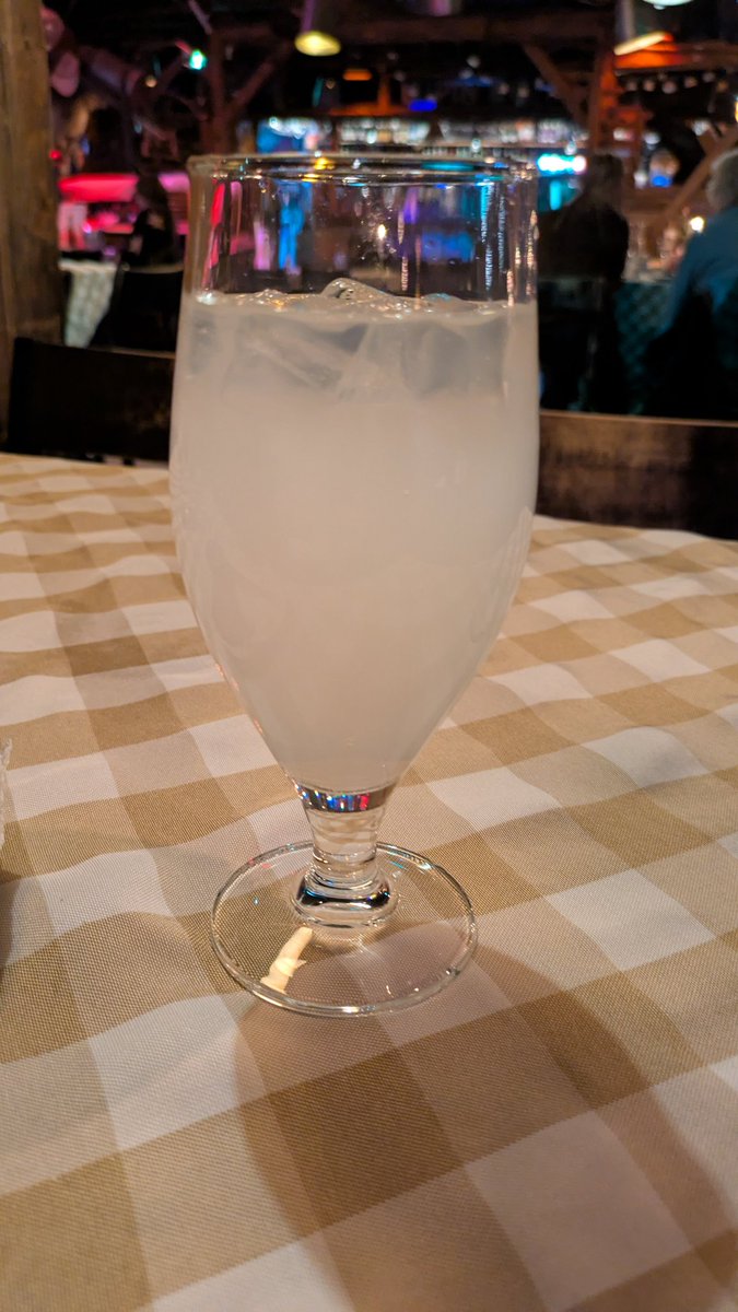 ロングドリンク(ノンアルコール版)。フィンランドの新しめなカクテルでジンを色んなフレーバーで楽しむ缶チューハイみたいなやつ！甘いの好きなので美味しい 😊