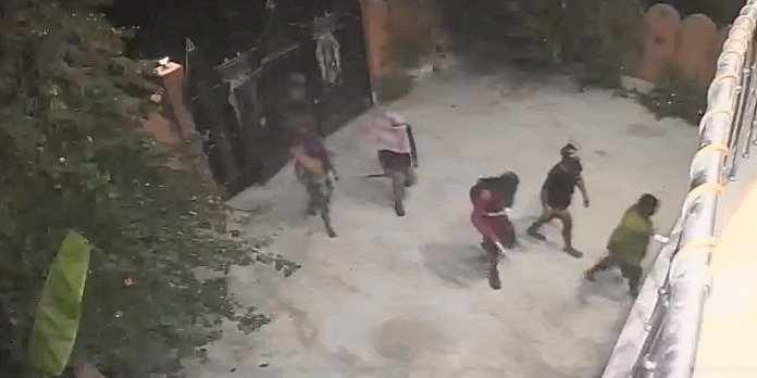 bihar_newspoint's tweet image. वैशाली:  महनार डकैती कांड में पुलिस को बड़ी सफलता मिली. एसआईटी ने समस्तीपुर निवासी नौशाद को गिरफ्तार कर ₹21,400 नकद और मोबाइल बरामद किया. 
जांच में नेपाल गिरोह से जुड़े तार सामने आए हैं, जबकि मुख्य साजिशकर्ता इदरीश नट फरार |

#BiharNews #CrimeNews #Robbery  @SpVaishali