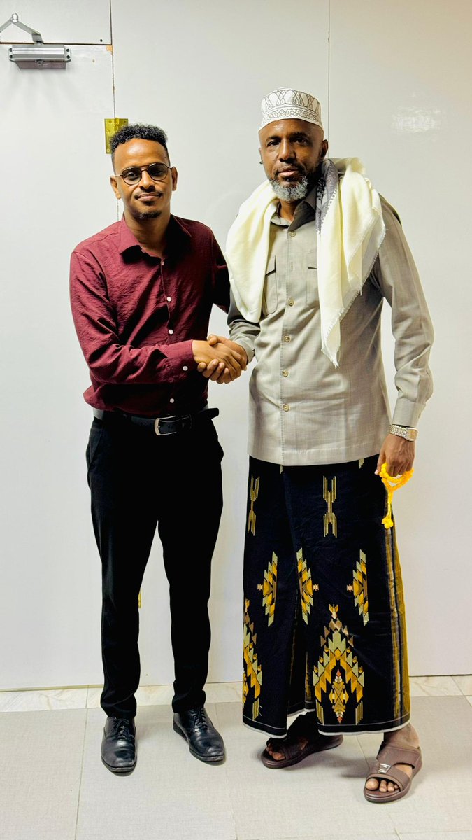 AbdirisakUrug's tweet photo. Waxaan galabta salaan ugu tegay Garaadka guud, xurmadle Garaad Jaamac Garaad Cali iyo @GaraadMukhtaar. Si milgo leh ayay odayadu iisoo dhoweeyeen oo ii maamuuseen. Eebbe ha karaameeyo. ❤️ https://t.co/161dg3SVBK