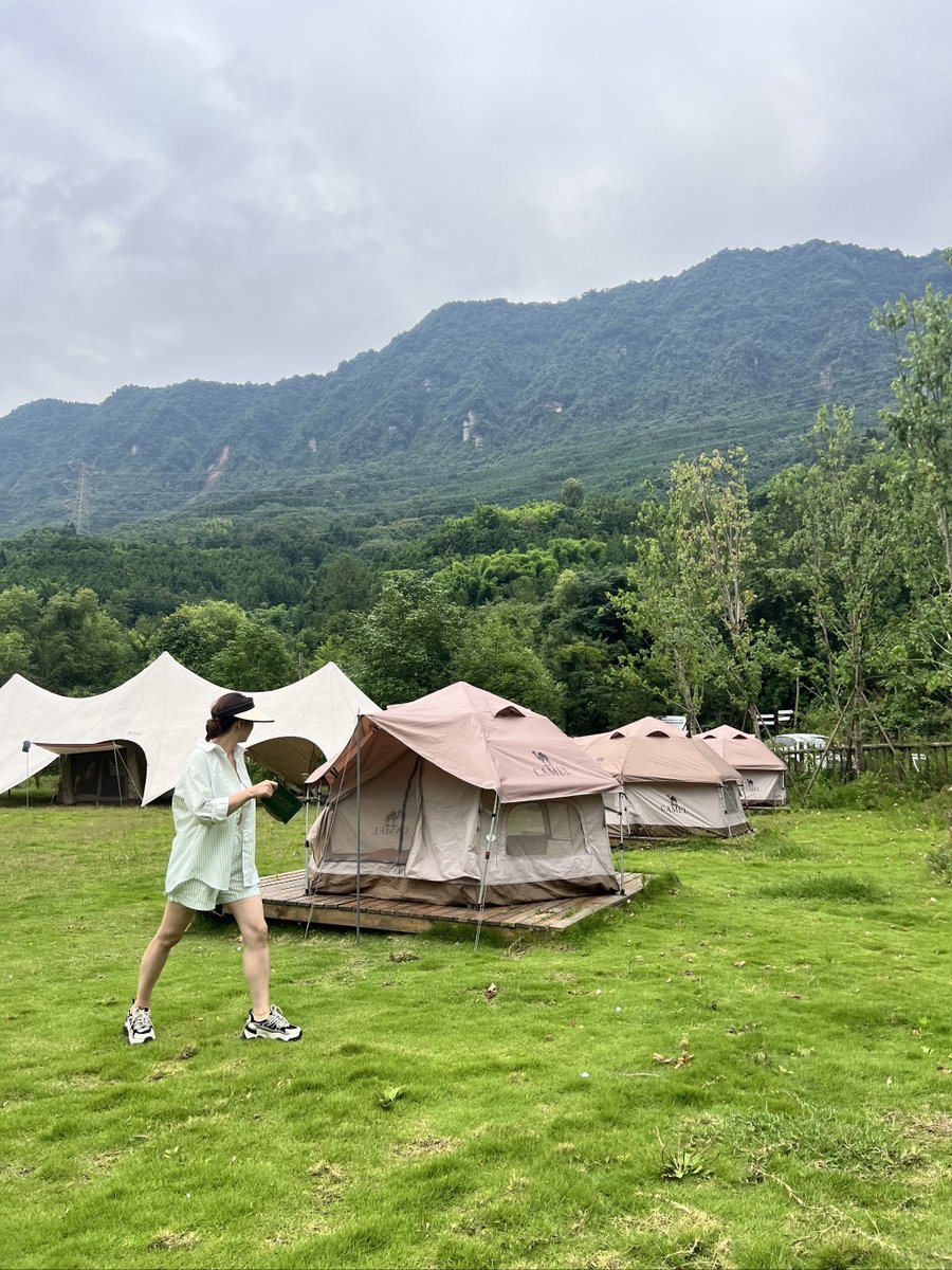 ScottyB0no's tweet image. Chasing sunsets u0026 starry skies—nothing beats camping under open skies.  Woke up to bird songs, sipped hot cocoa by the fire, and laughed till my sides hurt. Pure magic. #CampLife #NatureLovers