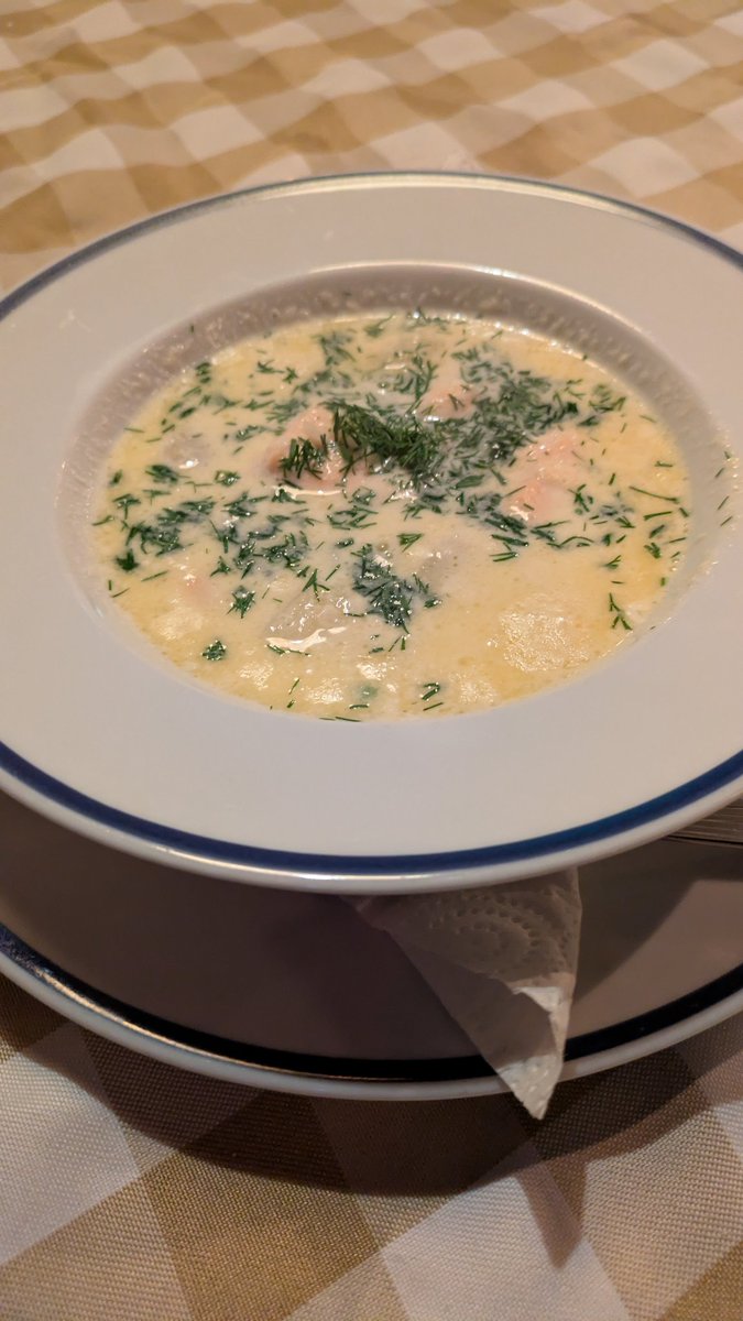 フィンランド伝統料理のサーモンスープ。クリームベースにジャガイモとサーモンなどが入り身体を温める一杯。緑なのはディルであまり食べたことなかったが色味も含めて良いアクセントになっている！