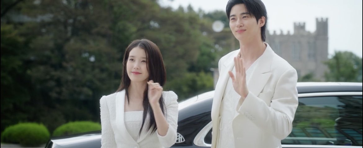 namjhyuns's tweet image. I love that their first official appearance as a married couple was to the place where they first met.

#PerfectCrown #kdrama
#IU #ByeonWooSeok