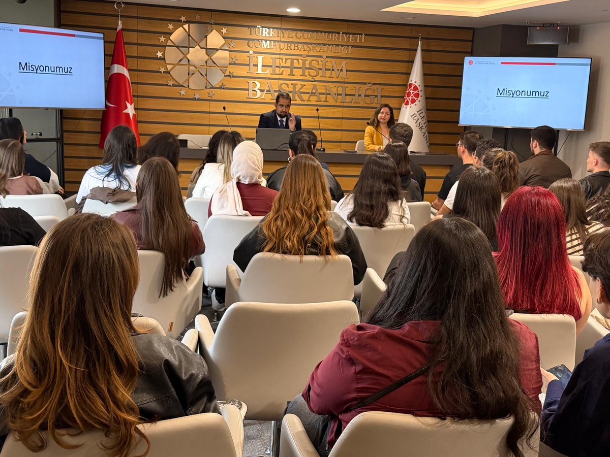 ybuankara's tweet photo. Geleceğin İletişimcileri İletişim Başkanlığı’nda! 

Üniversitemiz İletişim Fakültesi öğrencilerimiz, T.C. Cumhurbaşkanlığı İletişim Başkanlığı’nı ziyaret ederek mesleki gelişimlerine değer kattı. 

-Personel ve Eğitim, Halkla İlişkiler ile Basın ve Yayın Dairesi Başkanlıklarında uzmanlarla bir araya geldik.

-Sektörün dinamiklerini ve kurumsal işleyişi yerinde gözlemledik.

-İletişim Müzesi ve İhtisas Kütüphanesi’nde geçmişten günümüze iletişim yolculuğuna tanıklık ettik.

Öğrencilerimizin akademik bilgilerini sahadaki tecrübeyle birleştirmeye, onları geleceğe hazırlamaya devam ediyoruz. 🤝

@acengizkoseoglu 
@aybuiletisim 
@iletisim 

https://t.co/7sZNjGmz39