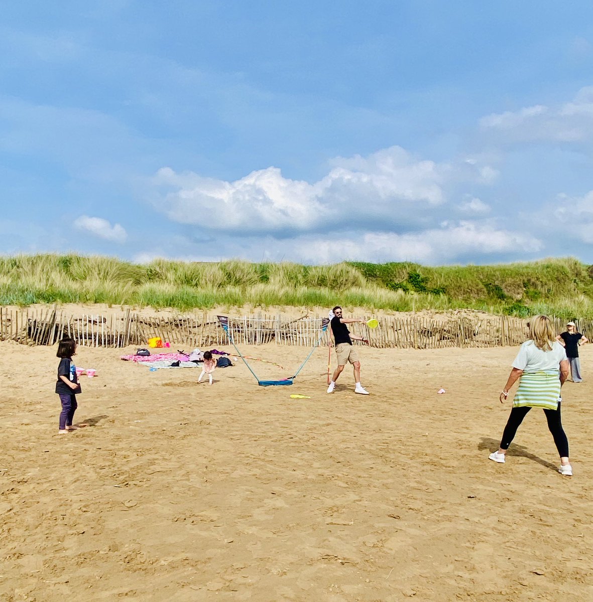 SadieCycles's tweet photo. Kites, badminton, rounders and ☀️ https://t.co/0WM7CzfIlI