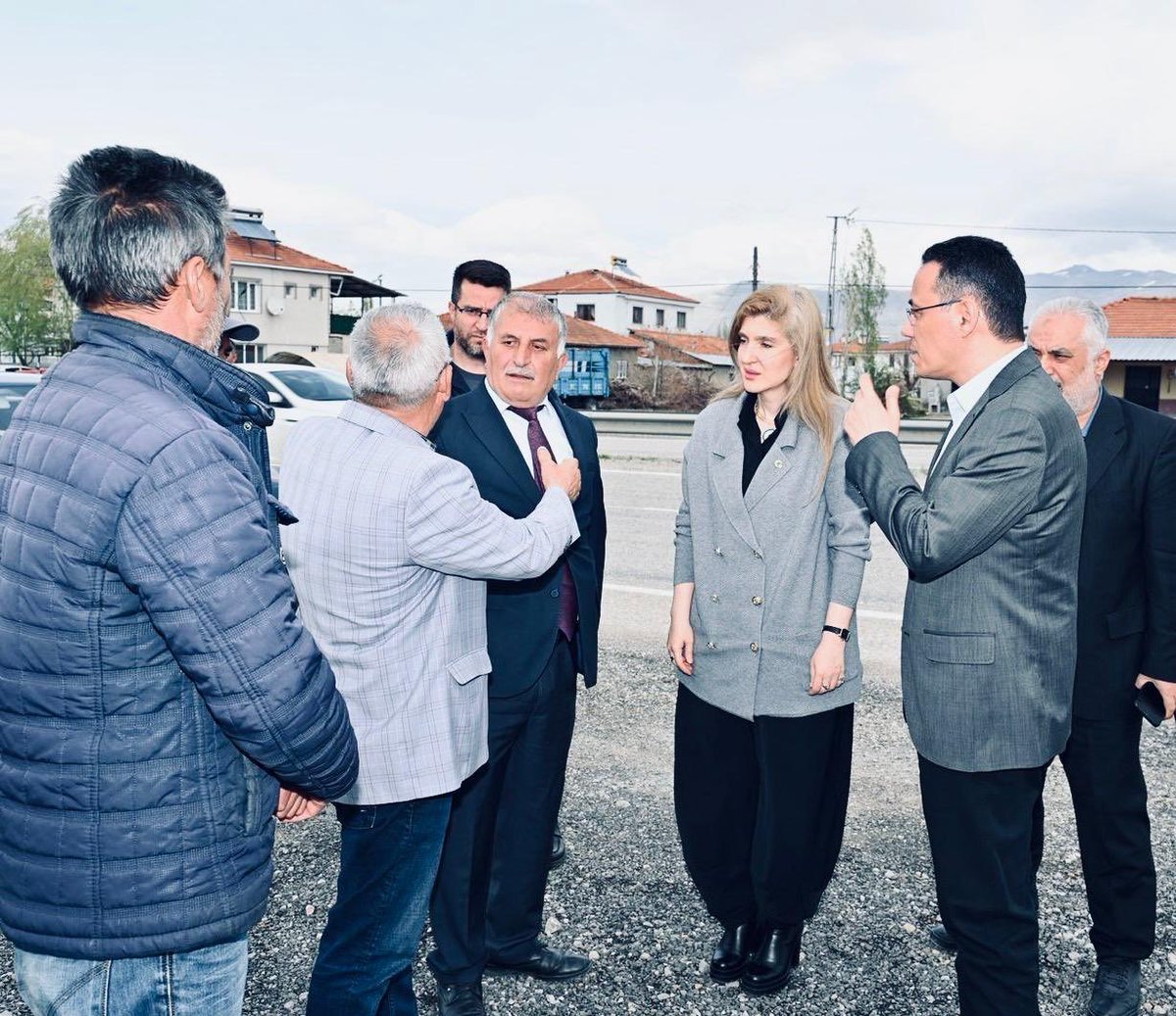 SiracOlmeztoprk's tweet photo. 📍 Doğanşehir | Savaklı Mahallesi 🛣️

📌 Karayolları 8. Bölge Müdürümüz Suat Cüre ve kıymetli teknik ekibimizle birlikte Savaklı Mahallemizde yürütülen çalışmalar ve ulaşım ihtiyaçlarına ilişkin sahada incelemelerde bulunduk. Bölgemizin mevcut trafik akışı, yol güvenliği ve özellikle kavşak ihtiyacı üzerine değerlendirmeler gerçekleştirdik. 🤝

🚧 Savaklı Mahallemizde hemşehrilerimizin dile getirdiği karayolu kavşak talebini yerinde ele alarak, bu ihtiyacın karşılanmasına yönelik gerekli adımları attık. Hemşehrilerimizin taleplerini merkeze alan bir anlayışla, Doğanşehir’imiz özelinde Malatya’mızın ulaşım altyapısını daha güçlü bir seviyeye taşımak için kararlılıkla çalışmaya devam ediyoruz.

👥 AK Parti İl Başkan Yardımcımız ve İl Yönetim Kurulu üyelerimiz, Doğanşehir AK Parti İlçe Başkanımız, Doğanşehir Savaklı mahalle muhtarımız ve mahalle başkanımız da bizlere eşlik ettiler. Kendilerine teşekkür ediyoruz.