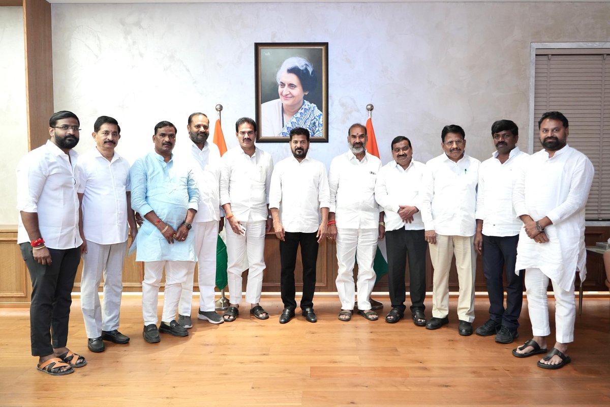 revanth_anumula's tweet image. శాసన సభ, శాసన మండలి లోని ప్రభుత్వ విప్ లు మర్యాద పూర్వకంగా కలిశారు. ప్రజా సమస్యలను ఎప్పటికప్పుడు గుర్తించి పరిష్కరించడంలో చొరవ చూపాలని వారికి సూచించాను.

#Telangana
#GovernmentWhips
#LegislativeAssembly
#LegislativeCouncil
#PublicIssues