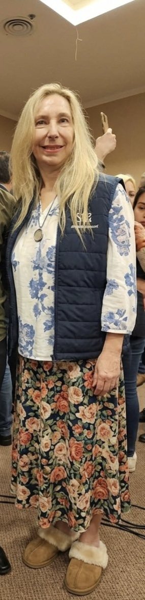 cositopolitico's tweet photo. Extraordinaria combinación de zapatos de estilo, pollera blusa y chaleco fresco primaveral de la jefa.... https://t.co/qVsX0LU2v1