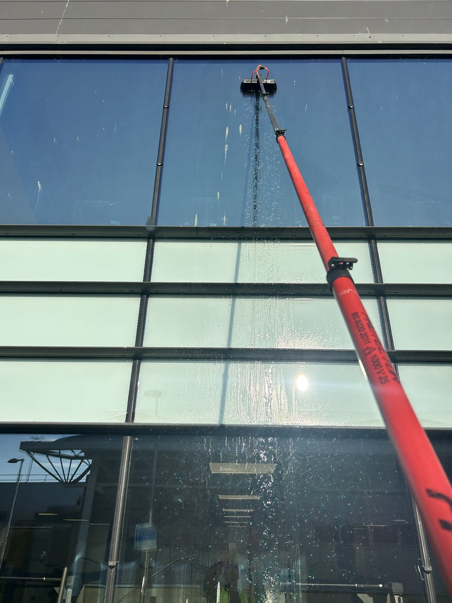 bathwindows's tweet photo. Cleaning windows at the University of Bath. 🪟😊 https://t.co/rjxJg6InlV