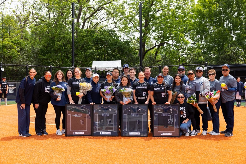 HoyaSoftball's tweet photo. Celebrating the Class of 2026! 👩‍🎓 🥎 👏 

#HoyaSaxa #HoyaBold https://t.co/l1l2atsLLw