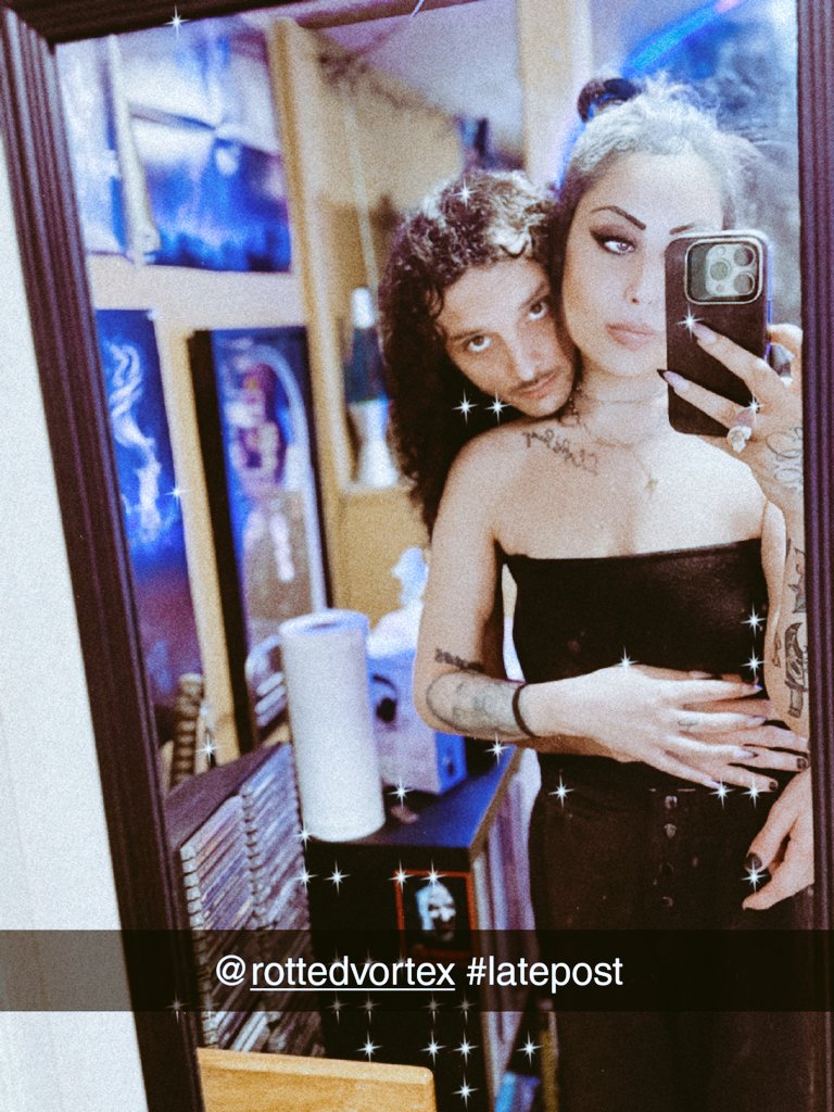kingcyyka's tweet image. Some photos from when I stayed at my love's place for two weeks+ 🦋
🖤✨️🧿😭
#gothiccouple #metalheads #love