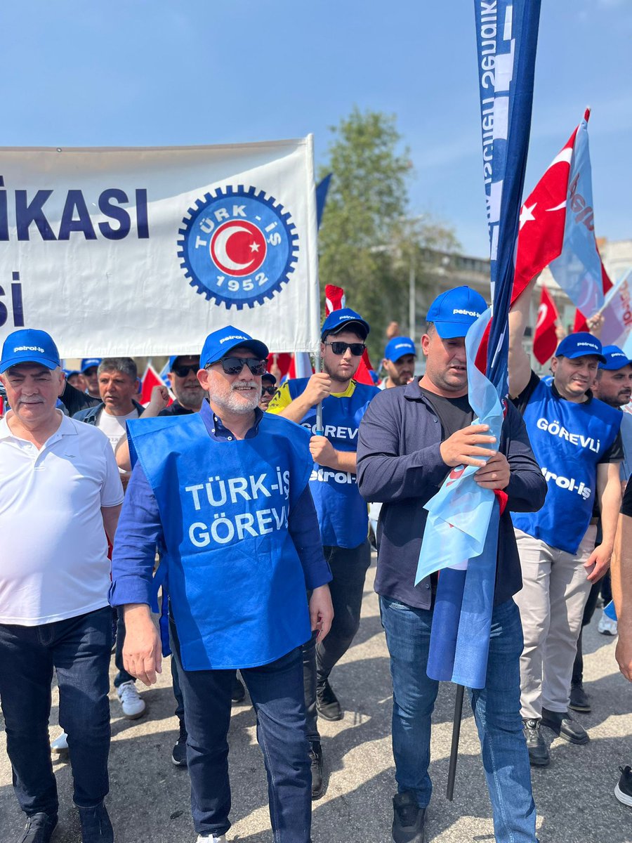 petrolis_merkez's tweet photo. Ülkemizin dört bir yanında 1 Mayıs’ı coşkuyla kutladık, taleplerimizi meydanlarda bir kez daha güçlü bir şekilde dile getirdik. Farklı şehirlerde emeğin mavi bayrağı; dayanışma ve mücadele sloganları eşliğinde dalgalandı, ‘Yaşasın 1 Mayıs!’ sesi hep bir ağızdan yükseldi.

ADANA ŞUBEMİZDE 1 MAYIS...