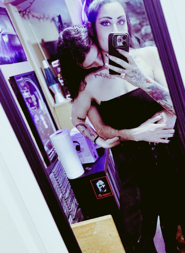 kingcyyka's tweet image. Some photos from when I stayed at my love's place for two weeks+ 🦋
🖤✨️🧿😭
#gothiccouple #metalheads #love