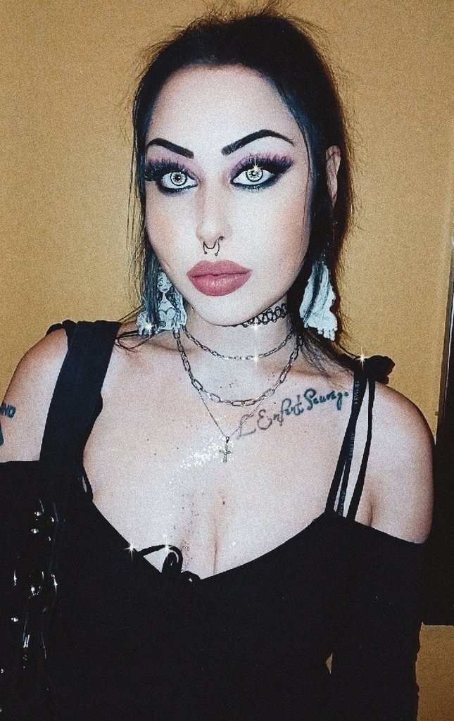 kingcyyka's tweet image. Some photos from when I stayed at my love's place for two weeks+ 🦋
🖤✨️🧿😭
#gothiccouple #metalheads #love