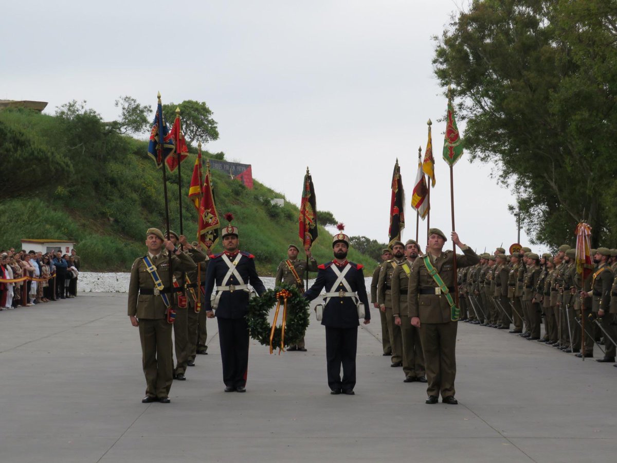 COMGECEU_ET's tweet photo. El #RAMIX30 conmemora la Gesta del Dos de Mayo y el 316 Aniversario de su Creación en el acuartelamiento El Hacho, sede de su Jefatura y su Grupo de #Artillería Antiaérea en un acto presidido por el Comandante General de #Ceuta
@MCANA_ET @EjercitoTierra https://t.co/4LHQG4b7hq