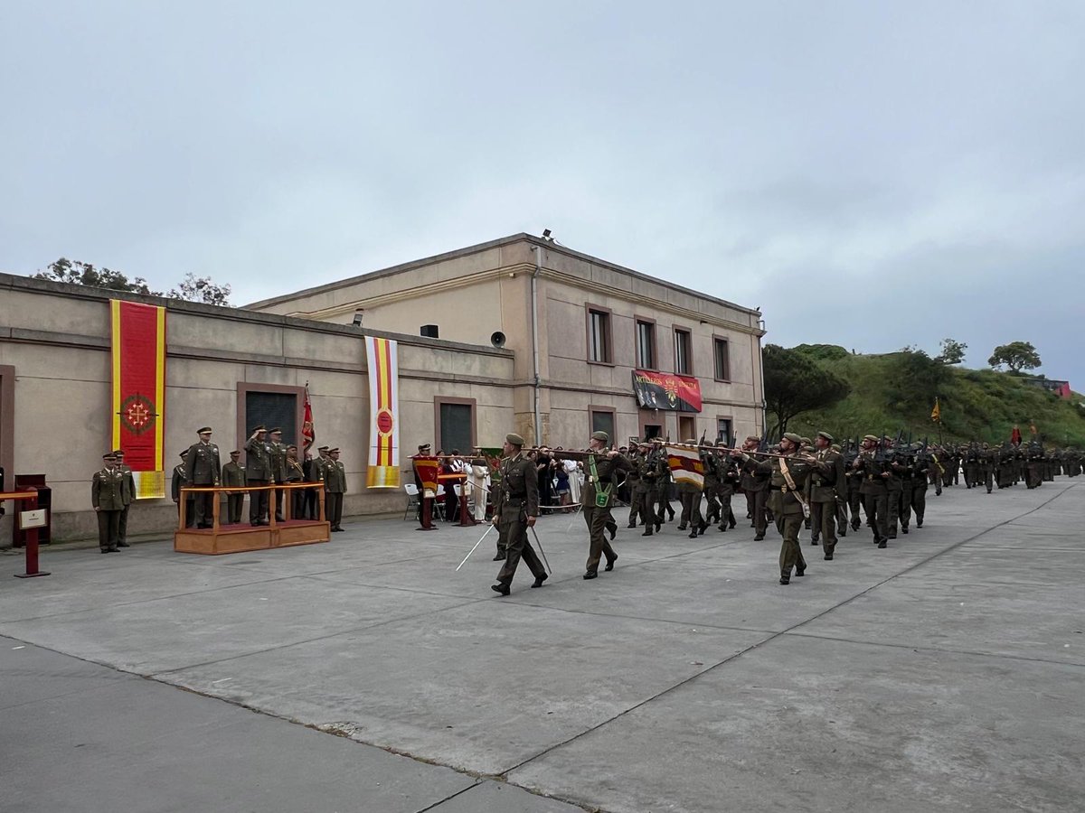 COMGECEU_ET's tweet photo. El #RAMIX30 conmemora la Gesta del Dos de Mayo y el 316 Aniversario de su Creación en el acuartelamiento El Hacho, sede de su Jefatura y su Grupo de #Artillería Antiaérea en un acto presidido por el Comandante General de #Ceuta
@MCANA_ET @EjercitoTierra https://t.co/4LHQG4b7hq