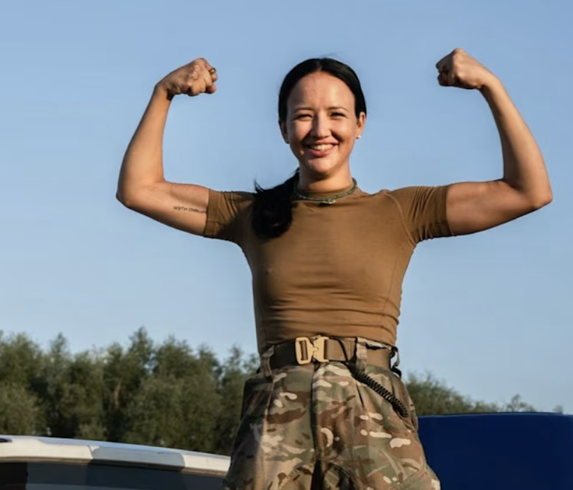 🚨千禧一代的乌克兰女兵：“我正在打两场仗。一场是和俄罗斯人打，另一场是和自己内心的战争。”
—英国《金融时报》采访乌克兰首个全女子无人机部队“亚马逊女巫 ”的指挥官亚娜·扎列夫斯卡

一位25岁的乌克兰无人机指挥官安静地看着四名俄罗斯士兵进入她的瞄准镜——然后用一架乌鸦大小的机器将他们消灭。