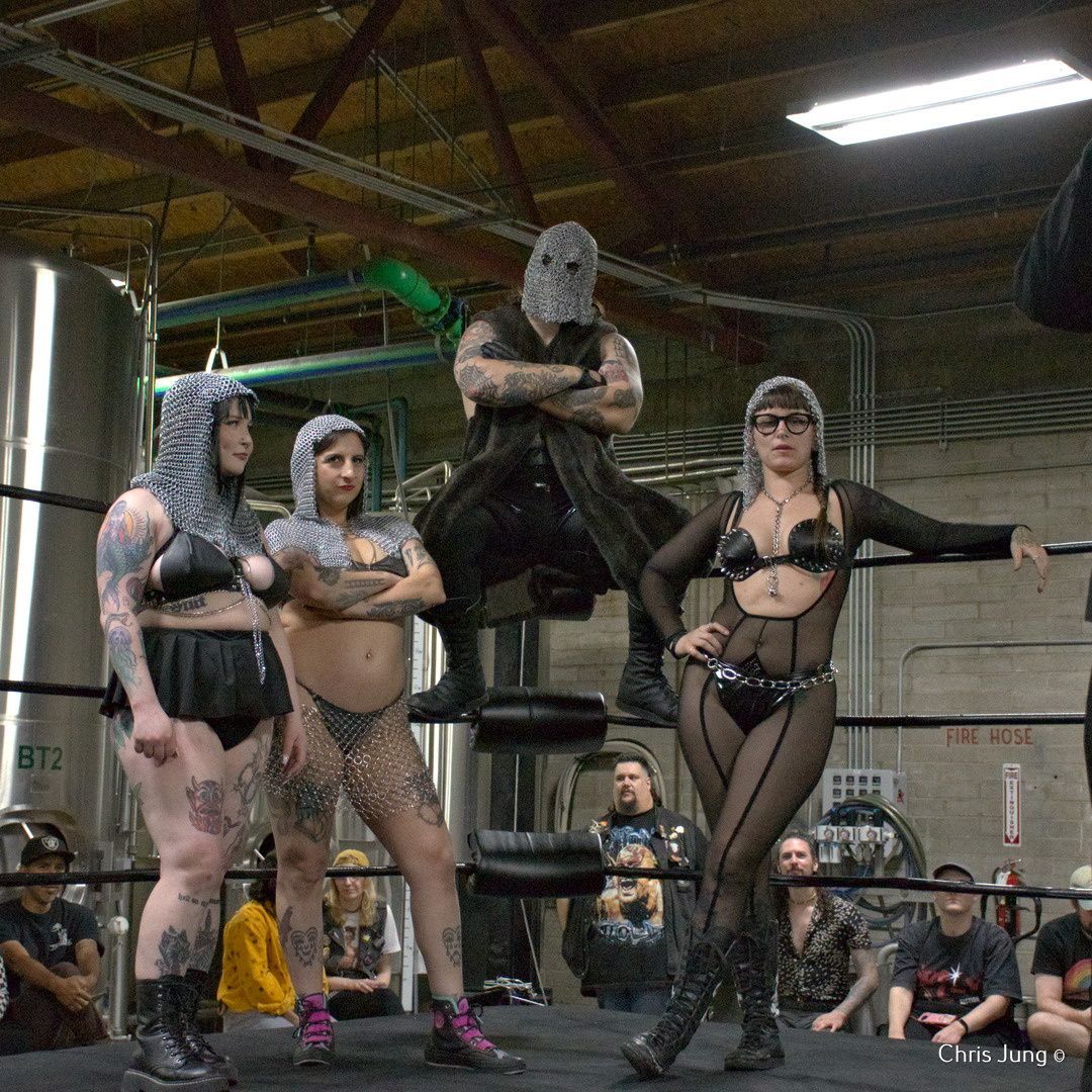Rudo_Rampage's tweet image. Dave Reckoning and The Chainmaidens are here to show the crowd that the Steel is Real.
#wwwswwf #wrestling  @darksheikftf  @pocketsizeolix @Dropkicks_DnD @knottypeach