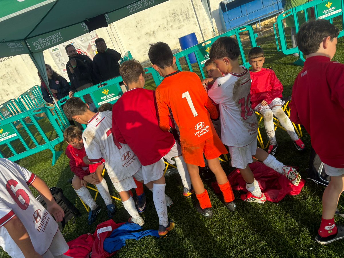 CultuAcademia's tweet photo. #CyDLBA #CopaCyL
🏟️ Eras de las Candelas (Dueñas)
Cuartos de final
Benjamín A 3 - @cd_benavente 2 https://t.co/jlGNEeYbSN