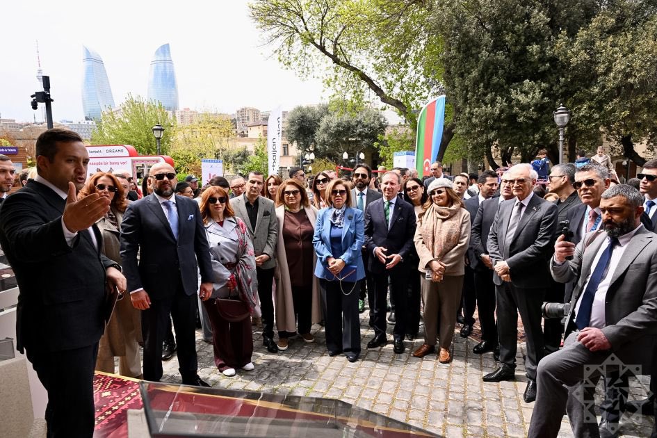 HicranHseynova_'s tweet photo. Bu gün Bakının və tariximizin incisi - İçərişəhərdə keçirilən III Beynəlxalq Xalça Festivalında deputat həmkarlarımla birlikdə iştirak etdik.
#İçərişəhər #XalçaFestivalı #Milliİrs #AzərbaycanMədəniyyəti #MilliMəclis #Azərxalça #BakuEvents https://t.co/wyoX3Wrnur