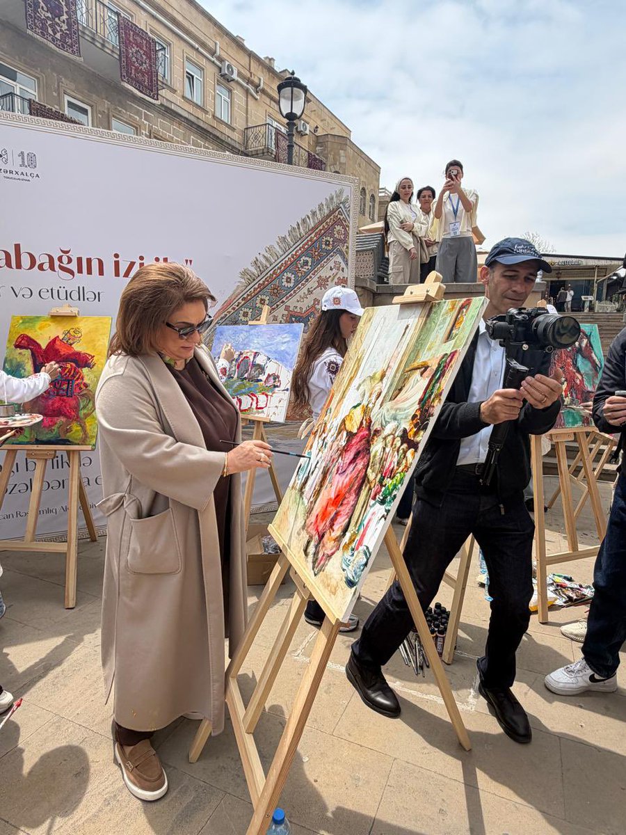 HicranHseynova_'s tweet photo. Bu gün Bakının və tariximizin incisi - İçərişəhərdə keçirilən III Beynəlxalq Xalça Festivalında deputat həmkarlarımla birlikdə iştirak etdik.
#İçərişəhər #XalçaFestivalı #Milliİrs #AzərbaycanMədəniyyəti #MilliMəclis #Azərxalça #BakuEvents https://t.co/wyoX3Wrnur