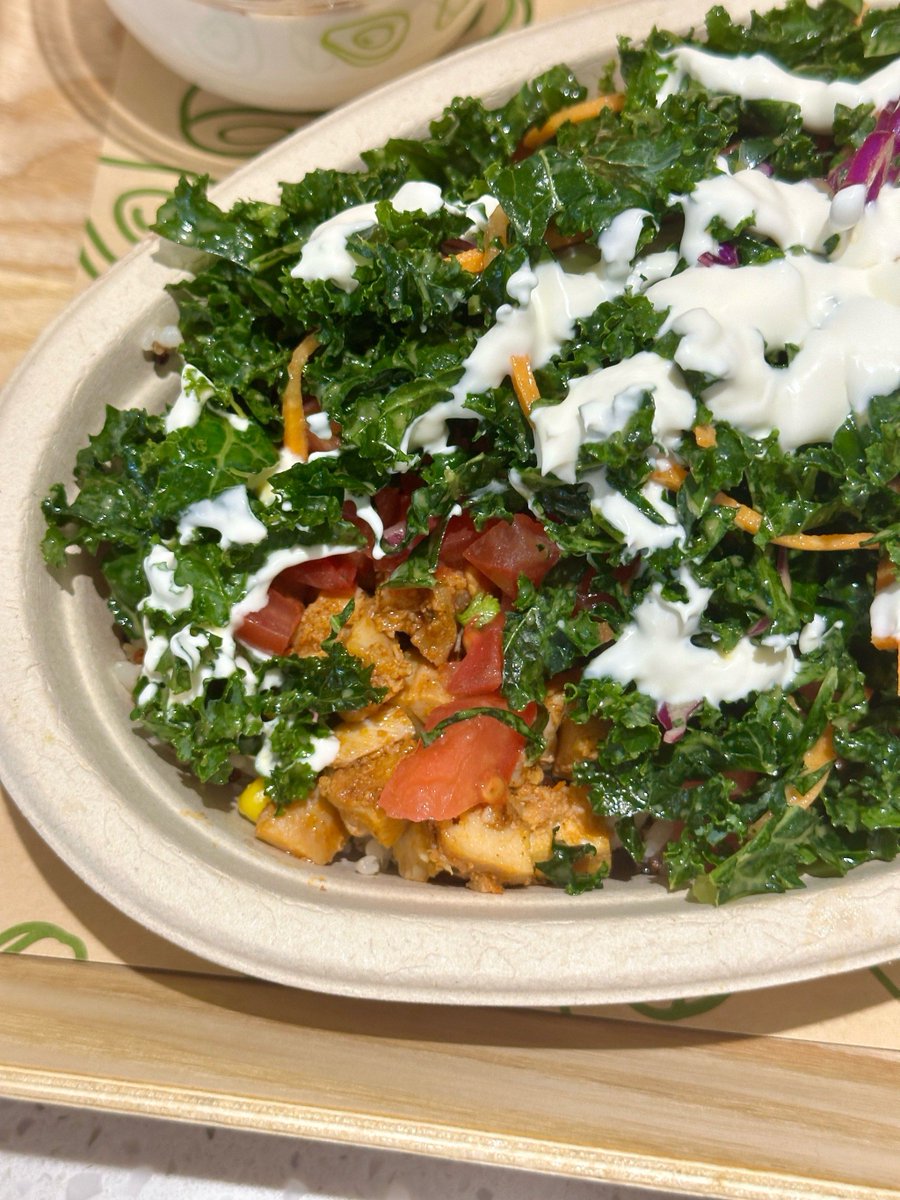 GaucheMarie's tweet image. Swap fried for grilled!  Grilled chicken salad (mixed greens, cherry tomatoes, quinoa) + 100kcal fruit yogurt. Simple, high-protein, low-carb. Fuel your day without extra calories!  #FatLossMeal #HealthyEating