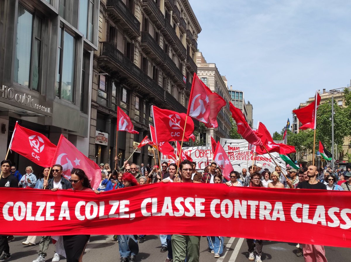 🚩 Ahir, Primer de Maig, els i les comunistes vam sortir als carrers d'arreu del territori contra la guerra imperialista, la reacció i la carestia.

Ahir la lluita era als carrers, però en endavant continua als centres de treball, centres d'estudi i als barris.