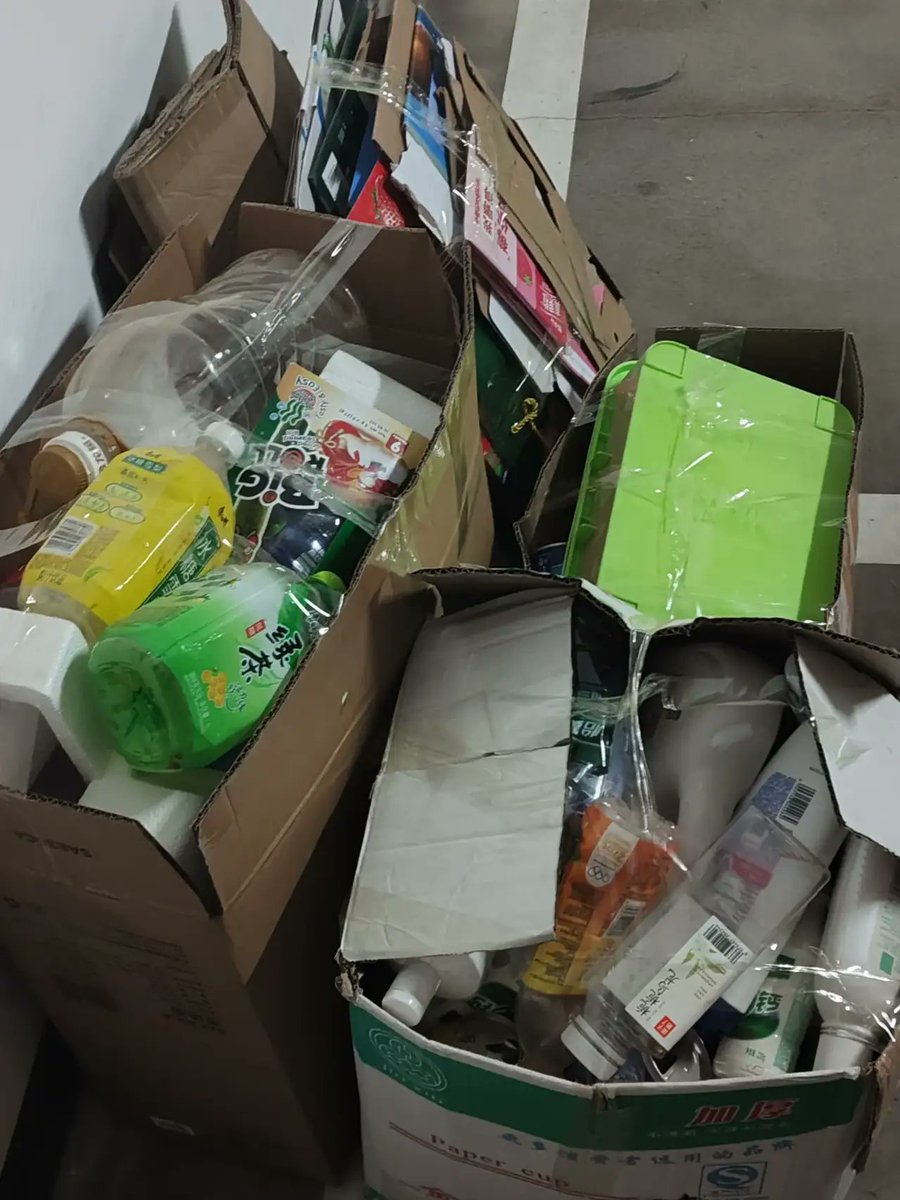 Wandbeam's tweet photo. "Old stuff, new life!  Sort, donate, or upcycle—turn clutter into joy. What’s your go-to for old item magic #DeclutterHacks #UpcycleMagic" https://t.co/0feVPlnmge