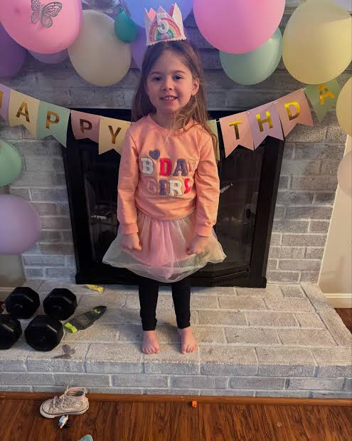 Jenner204740011's tweet photo. Happy birthday to my lovely girl 🎂🎁🎈 https://t.co/LISEdckhbS