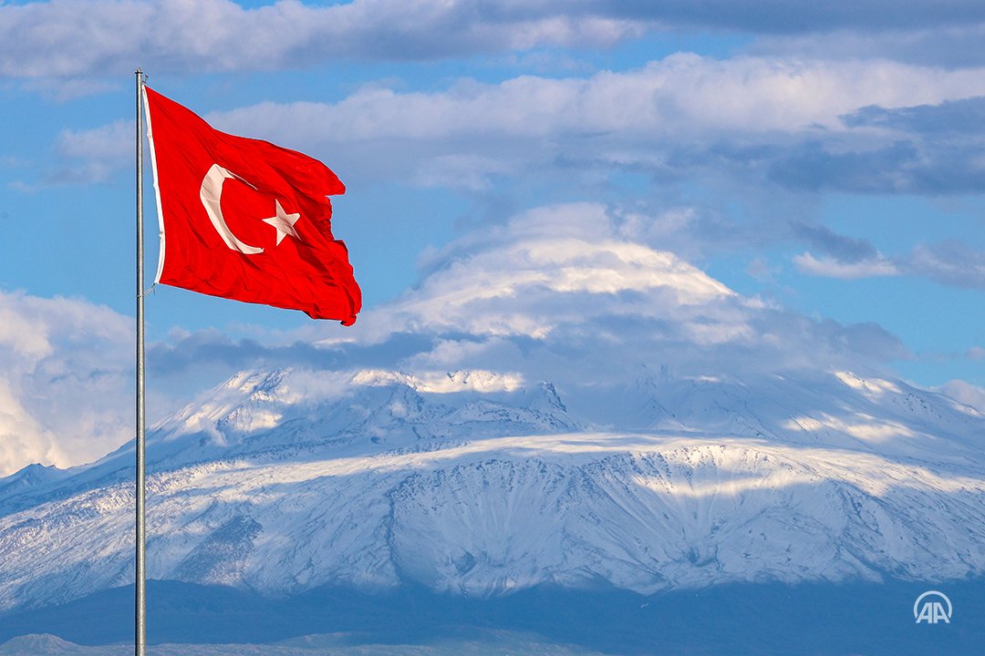 AGRISPOR_04's tweet photo. Heybetli Ağrı Dağı ve Türk Bayrağı 🇹🇷
#AĞRISPOR ⚫️🟡⚫️🟡 https://t.co/4u0WCKJsy0