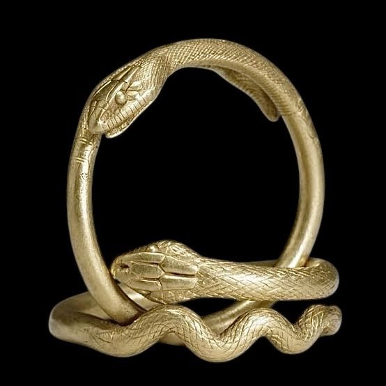 diamtrader's tweet image. Jewelry has always been more than decoration in European culture it tells stories of power, faith, and identity. 

From ancient amulets in #Greece and #Rome to the symbolic gems of the Middle Ages, each piece carried meaning. 

During the #Renaissance, jewelry became true art,