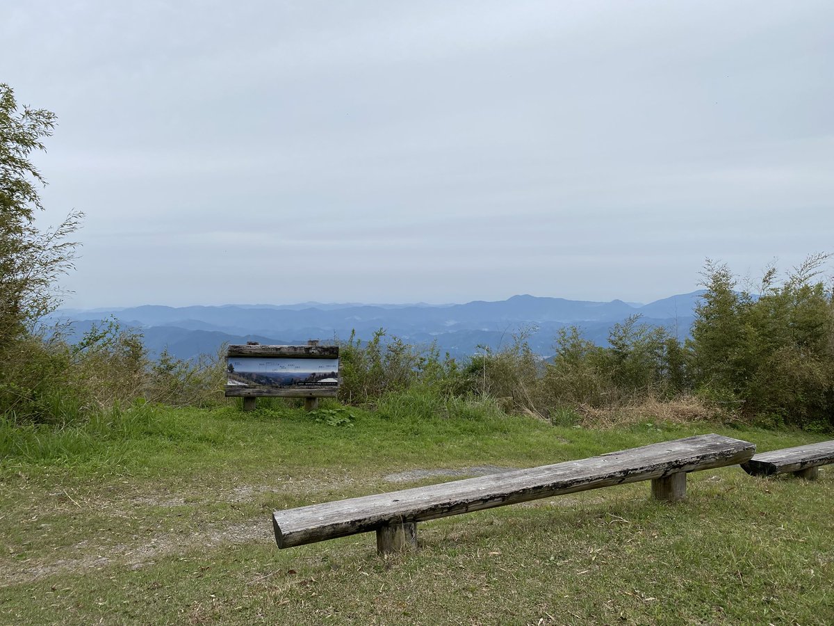 keiyr's tweet photo. 四国百山⑧黒森山。頂上に近づくほどキッツい急登になる山。頂上に椅子ありのビュースポットがあるのは神。 https://t.co/2mfxPrZ3ps